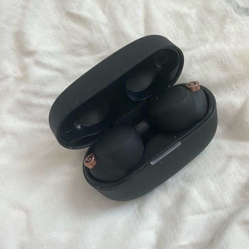 SONY wf1000xm4 wireless ear buds with case and charging cable